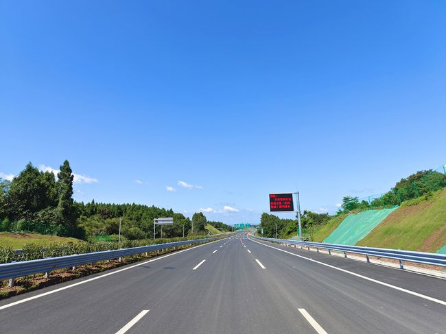 天府机场高速公路排水路面